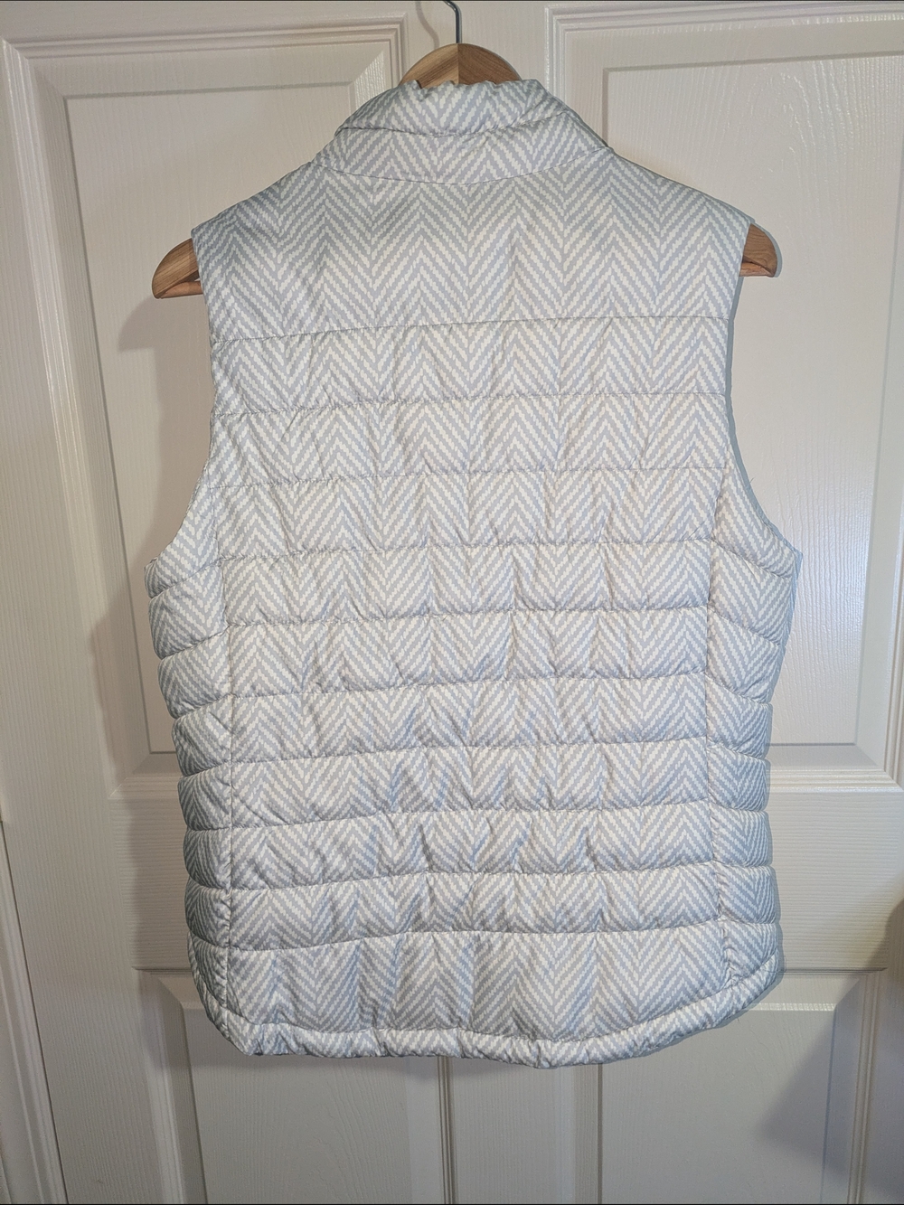 GAP Quilted Herringbone Puffer Vest - Light Gray & Cream - Picture 3 of 3